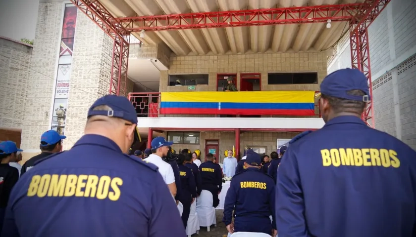Bomberos recibiendo equipos y kits del Ministerio del Interior.