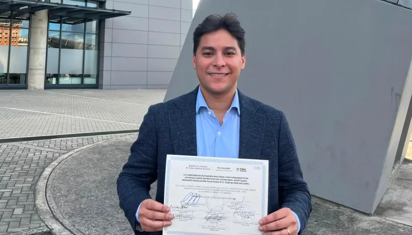 Camilo Torres Villalba, al recibir credencial