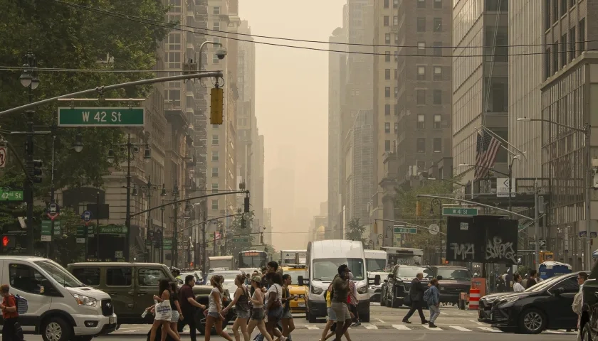 Densa capa de humo en la ciudad de Nueva York. 