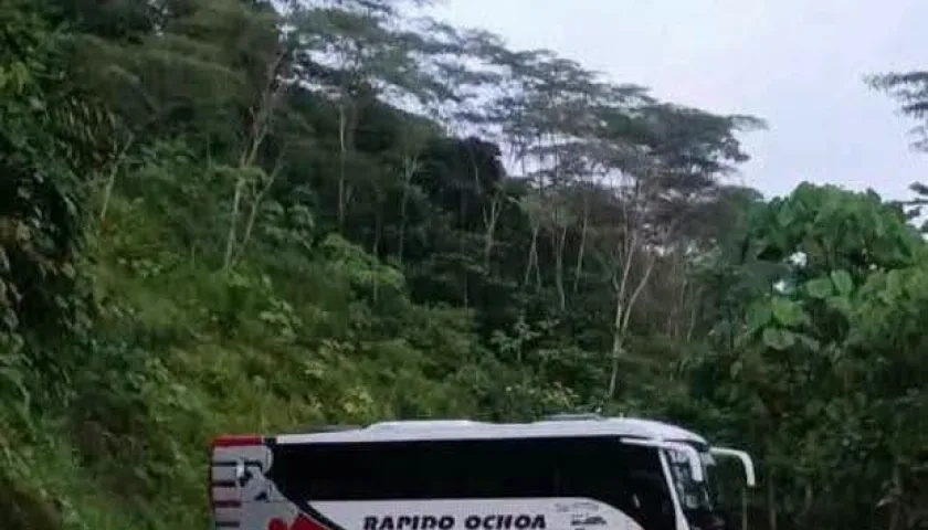 Bus bloqueando vía en el Chocó.