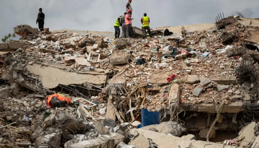 Voluntarios y rescatistas trabajan en un edificio derrumbado por el doble terremoto en Catia La Mar, en Venezuela. 