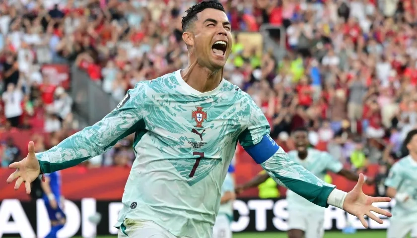 Cristiano Ronaldo, de Portugal, celebra tras marcar el primer gol