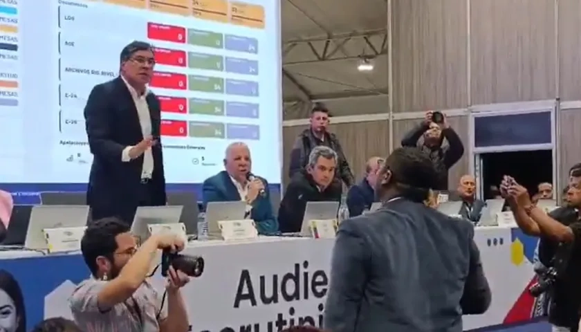 Cruce entre el magistrado Álvaro Hernán Prada y Oscar Benavides, del Movimiento Libres.