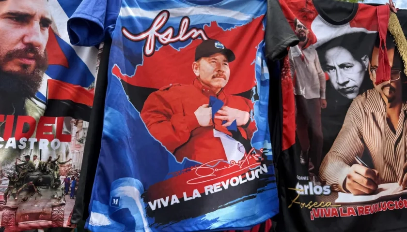 Una camiseta estampada con la fotografía de Daniel Ortega. 
