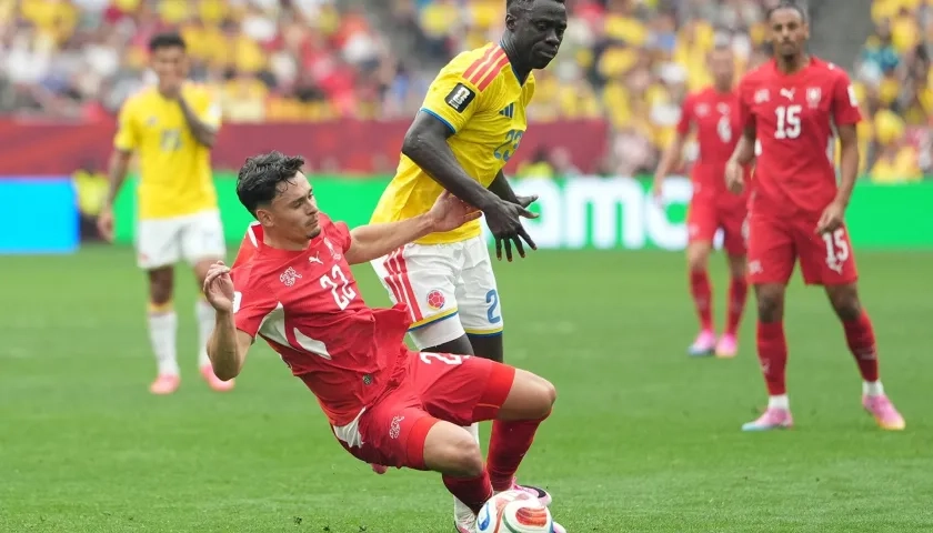 Davinson Sánchez  en una jugada del partido.
