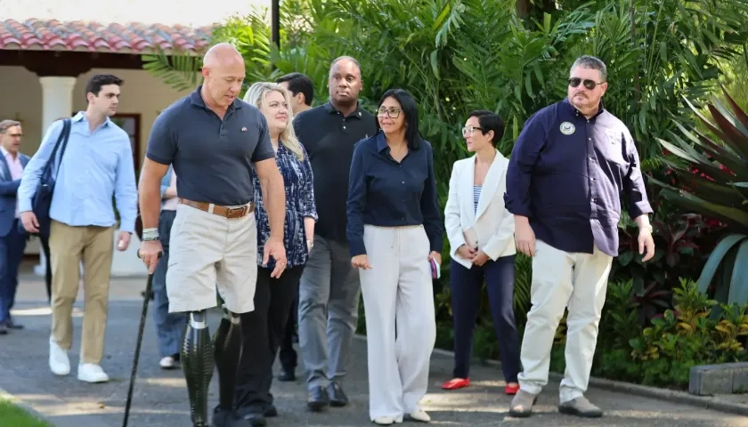 La presidenta encargada, Delcy Rodríguez junto a los miembros de la delegación de EE.UU.