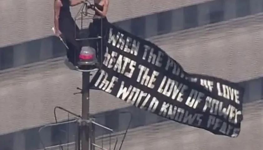Dos personas que subieron sin permiso a la antena de la cima del Empire State Building.