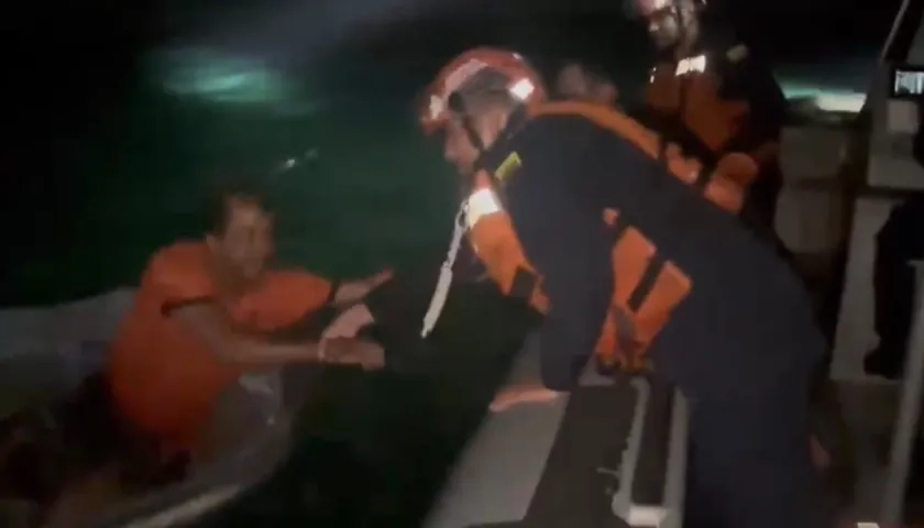 Momento en el que fueron rescatados dos los pescadores en San Andrés.