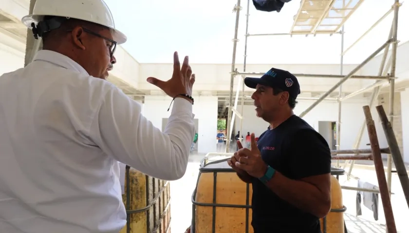 El alcalde Alejandro Char visitando obra de la estación de Caribe Verde.