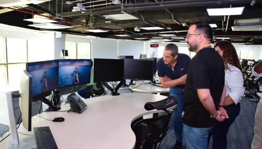 Edwin Palma, ministro de Minas y Energía, observando los trabajos en SPEC.
