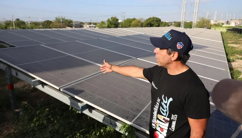 El alcalde Alejandro Char en la Comunidad Energética.