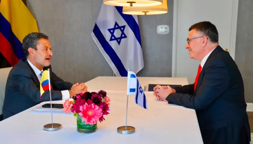 El canciller designado Omar Bula en reunión con el ministro de Relaciones Exteriores de Israel, Gideon Saar.