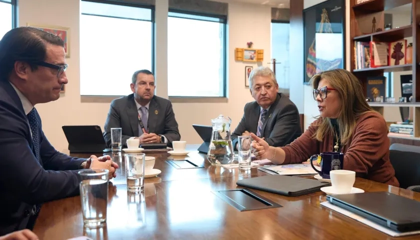 El ministro de Justicia designado, Iván Cancino, con la fiscal Luz Adriana Camargo.