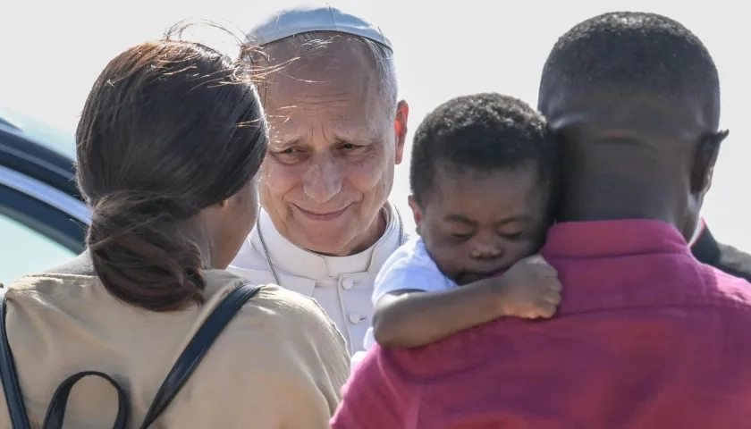 El Papa León XIV se reúne con personas de bajos recursos y migrantes.