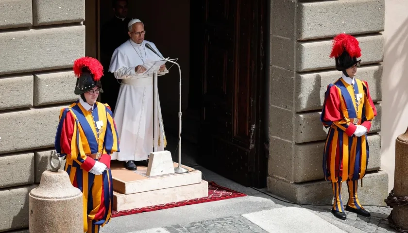 El Papa durante del rezo del Ángelus este domingo en Castel Gandolfo.