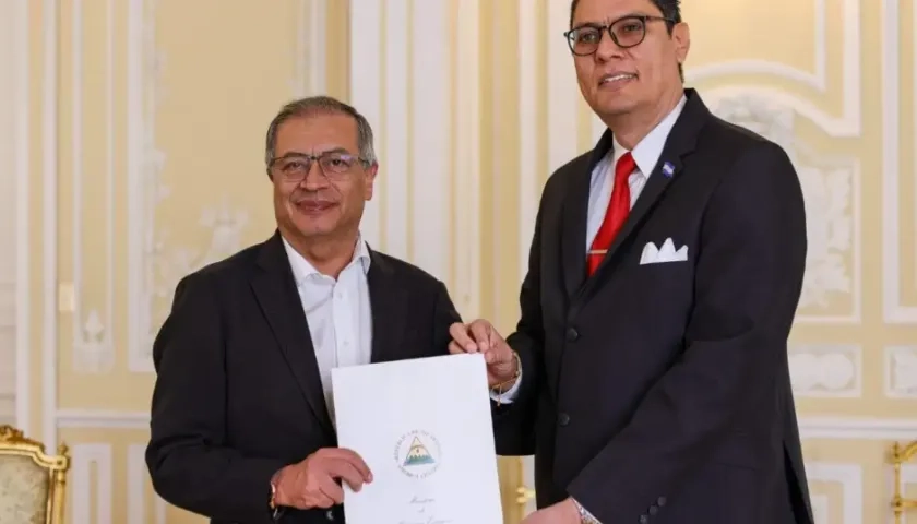 El Presidente Gustavo Petro junto al exembajador de Nicaragua en Colombia, Harold Delgado.