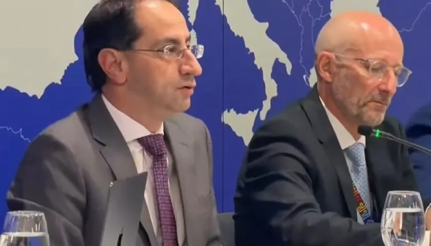 El vicepresidente electo José Manuel Restrepo y embajador de la Unión Europea en Colombia, François Roudié.