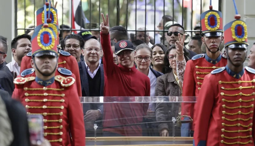 Momento de la llegada de la espada a la Casa Museo Quinta de Bolívar.
