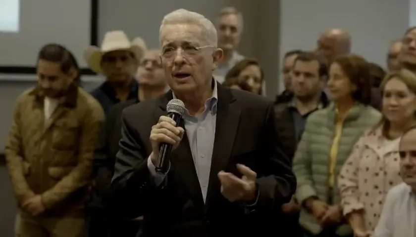 Expresidente Uribe durante su intervención en la rueda de prensa de la bancada del Centro Democrático.