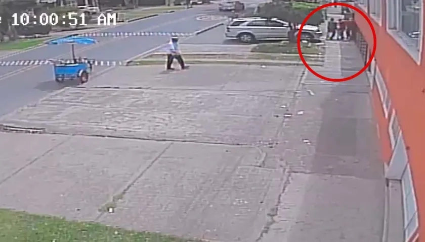 Escena donde trasladan a la mujer a un vehículo. 