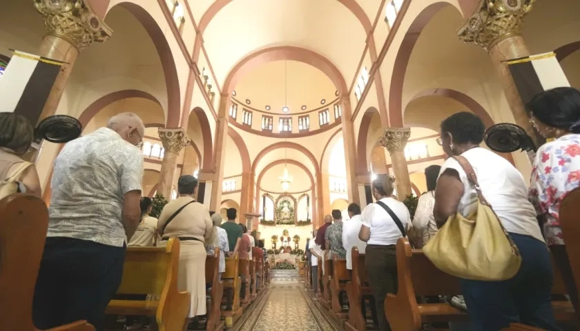 Feligreses acudieron a la celebración de la Virgen del Carmen.