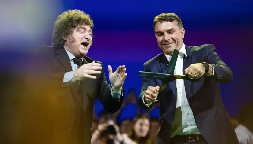 Flávio Bolsonaro y Javier Milei, durante la convención nacional del Partido Liberal de Brasil. 