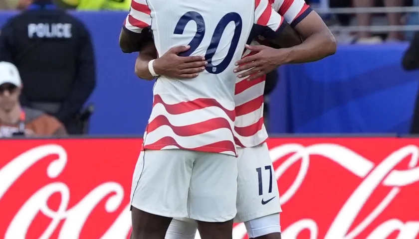 Folarin Balogun y Malik Tillman de Estados Unidos celebran el primer gol 
