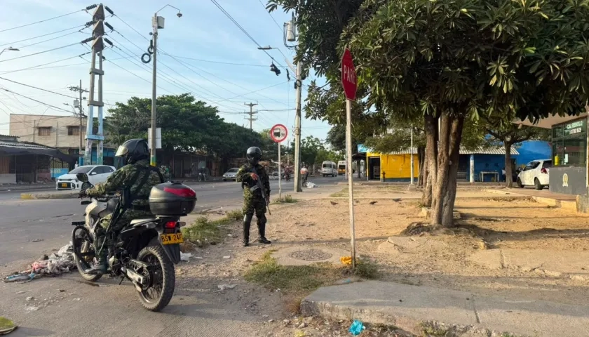 Fuerza Pública en el sector de Barranquillita.