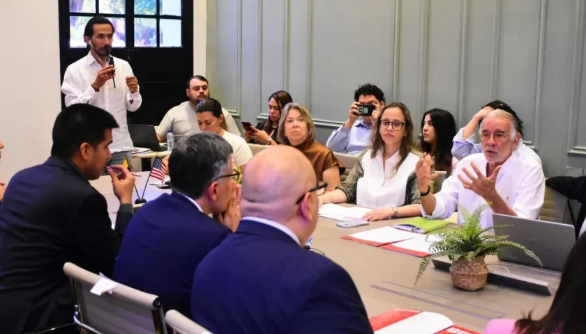El Gobernador del Atlántico, Eduardo Verano, con los delegados del Departamento de Estado. 