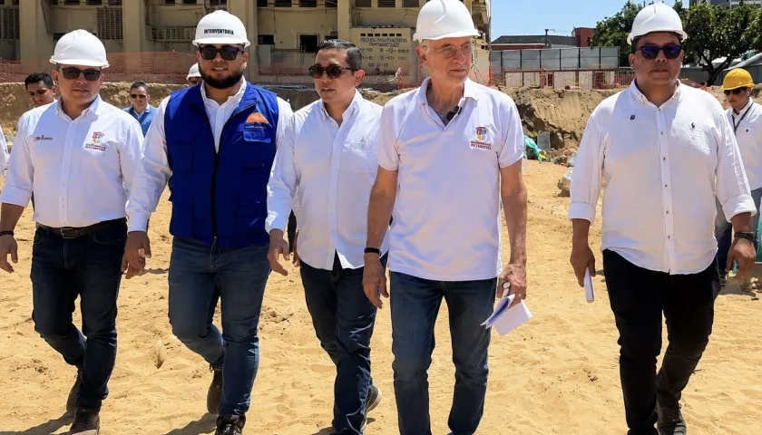 El gobernador del Atlántico, Eduardo Verano, visitando las obras.