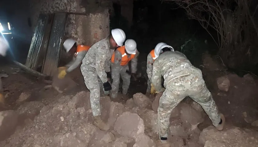 Integrantes de las Fuerzas Armadas removiendo escombros tras un sismo en la provincia de Chupaca.