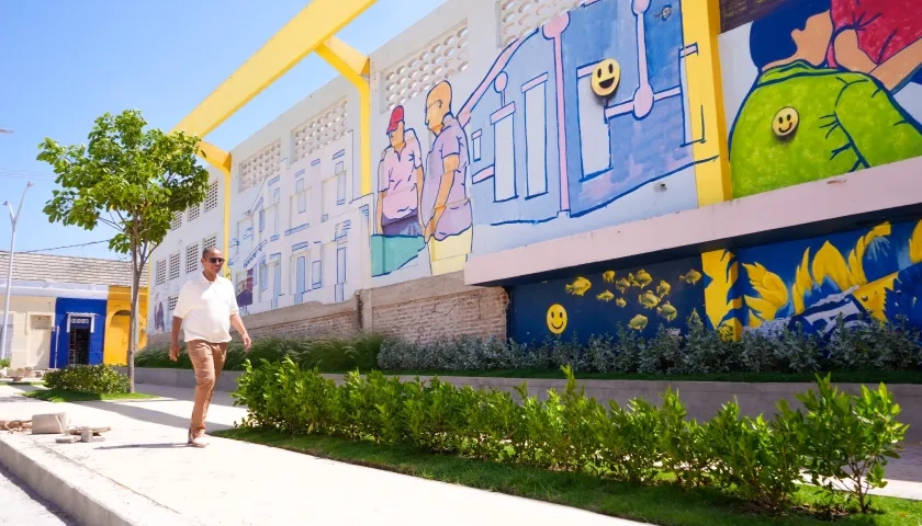 Juan Carlos Ospino, director de Carnaval de Barranquilla S.A.S., en un recorrido por la obra.
