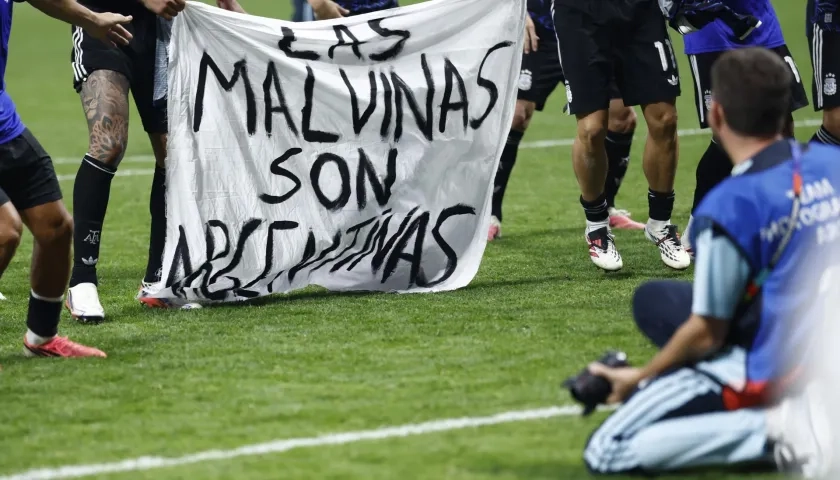 Jugadores argentinos con bandera reivindicando Las Malvinas.