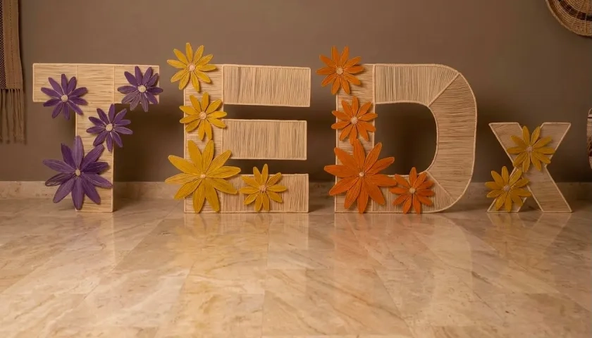 Logo de TEDxBarranquilla en palma de iraca