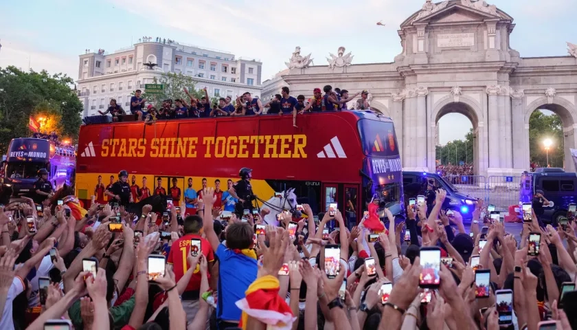 La selección española por la calles de Madrid este lunes. 
