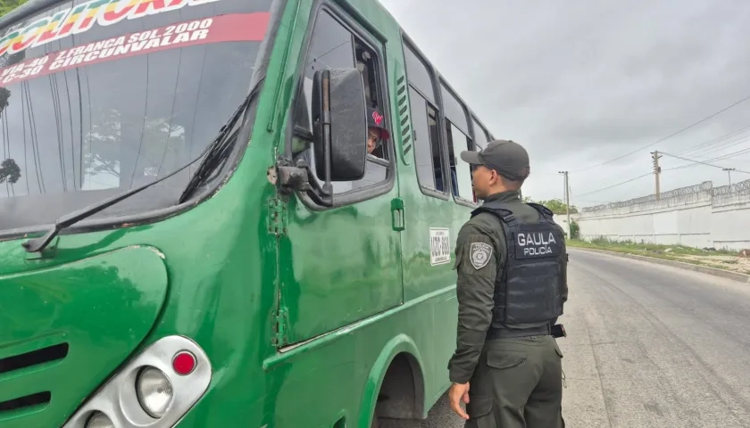 Los uniformados entregan recomendaciones de autoprotección a transportadores y comerciantes. 