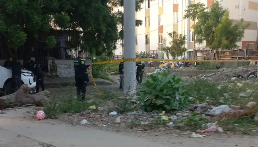 La Policía acordonó el área donde fue hallado el cuerpo. 