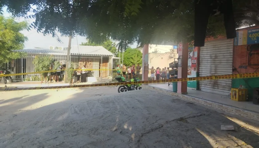 La Policía acordonó el área donde se presentó el crimen. 