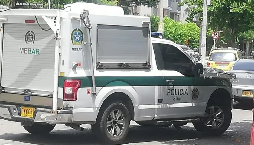 La Sijin de la Policía llevando un cuerpo a Medicina Legal. 