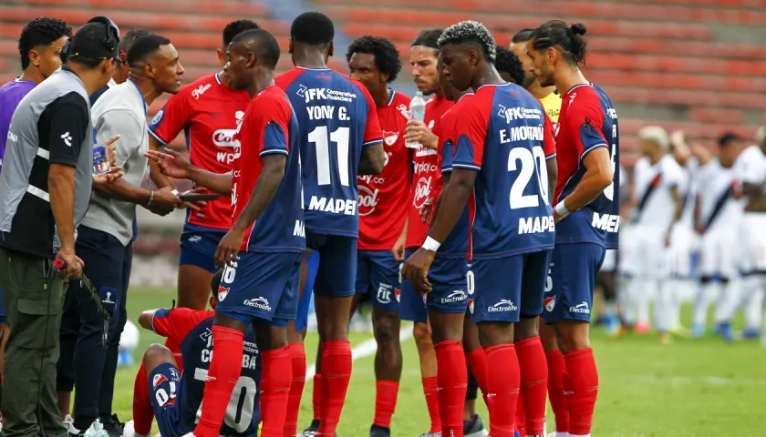 Luis Amaranto Perea con los jugadores del DIM.