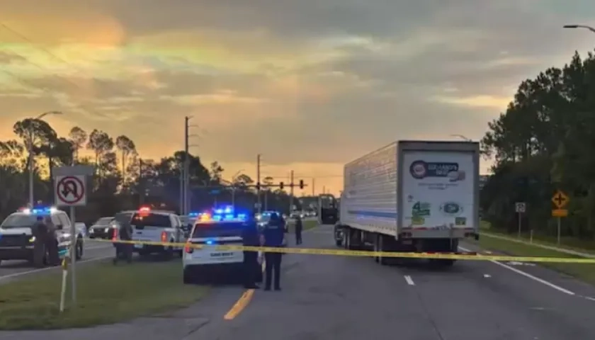 De acuerdo con el diario, el hombre intentó escapar a pie y fue embestido por un camión 