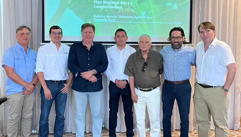El ministro de Agricultura designado, Indalecio Dangond, con el gremio bananero. 