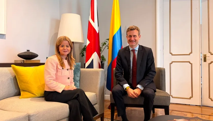 La Ministra de Transporte designada, Elsa Noguera, y el embajador del Reino Unido en Colombia, George Hodgson.