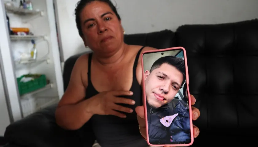 Nayibe Ayala muestra una foto de su vecino, Johan Sebastián Durán Guerrero.