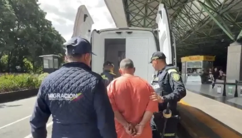 El extranjero capturado.