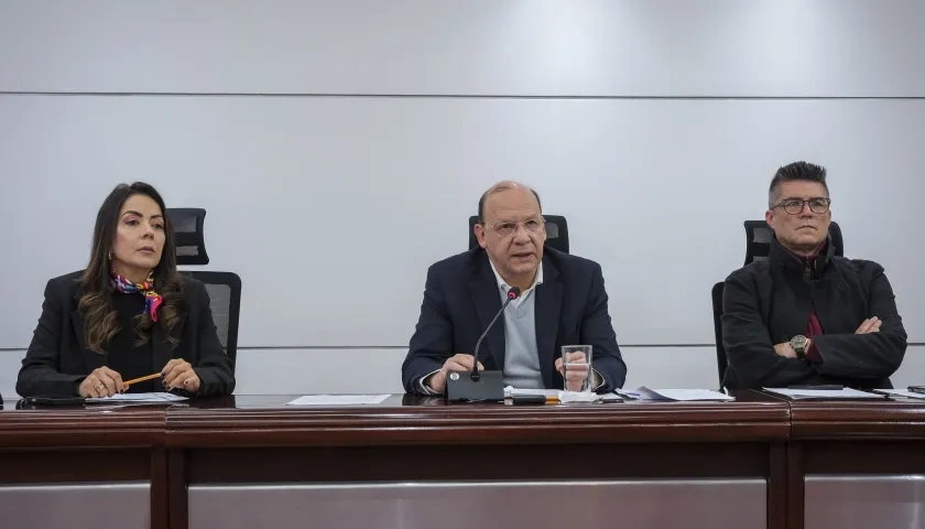 El ministro de Hacienda, Germán Ávila, fue el encargado de hacer el anuncio sobre la suspensión de las mesas. 