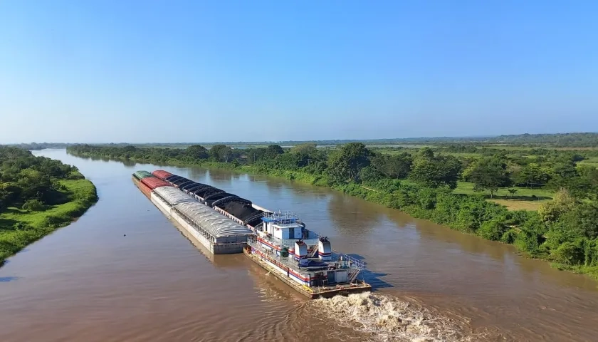 Embarcaciones por su paso en el Canal del Dique.