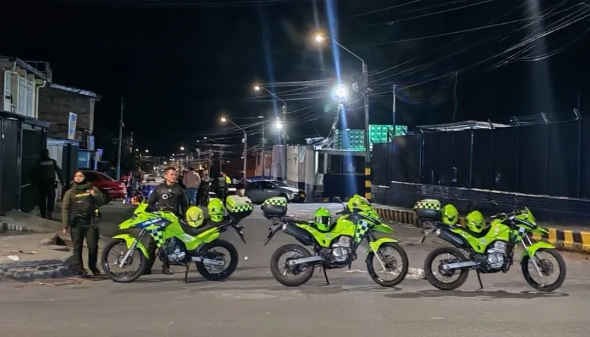 Policía en las afueras de las instalaciones de Postobón.