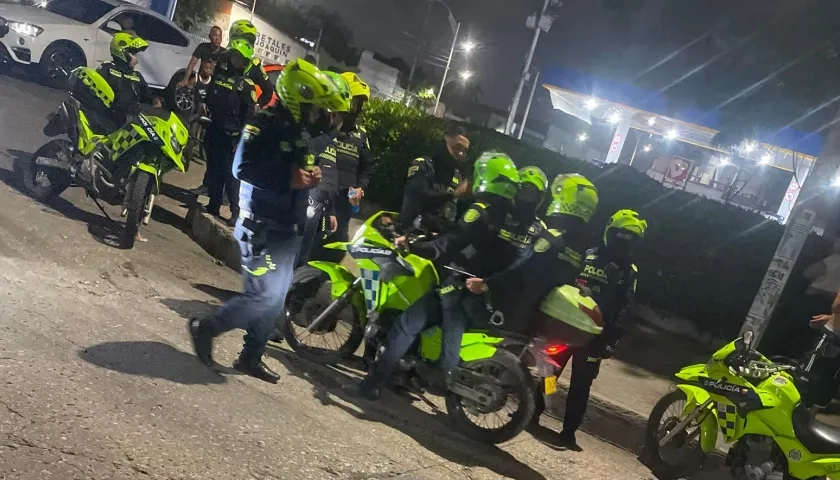 Varias patrullas de la Policía en el lugar donde se presentó el suceso. 