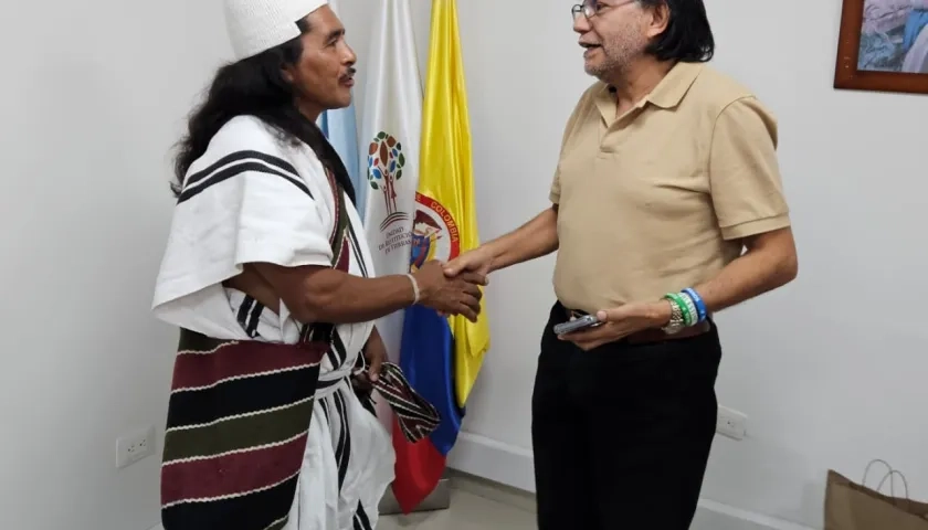 Representante de las comunidades indígenas con el director territorial de la URT, José Humberto Torres.